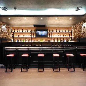Alessandro Downtown & Bar Hostal